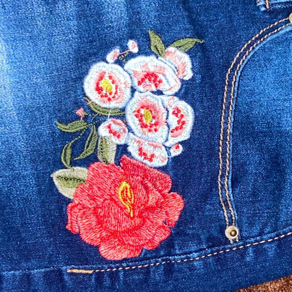 Jen short with white and pink flowers